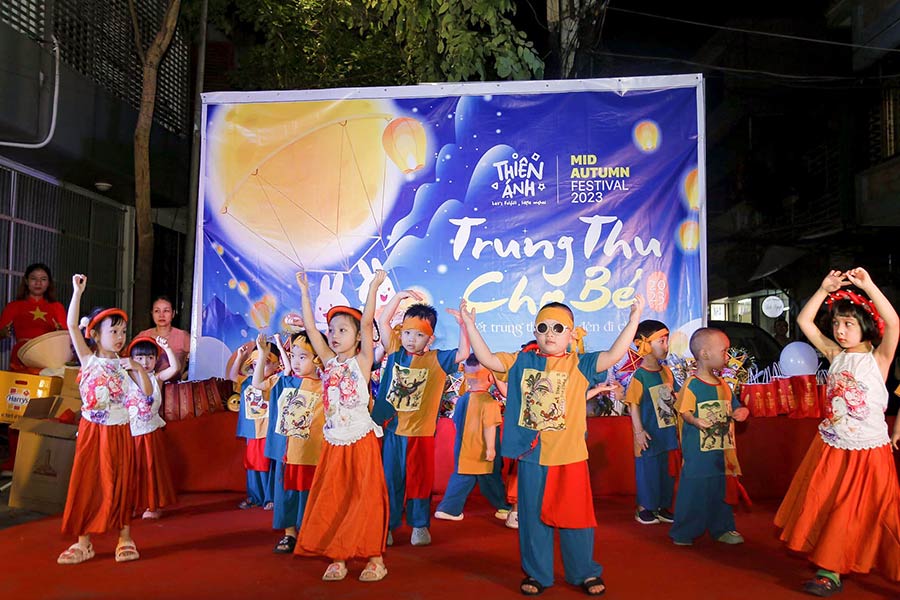 Các bé trường Mầm non Thiên Ánh biểu diễn tại đêm hội
