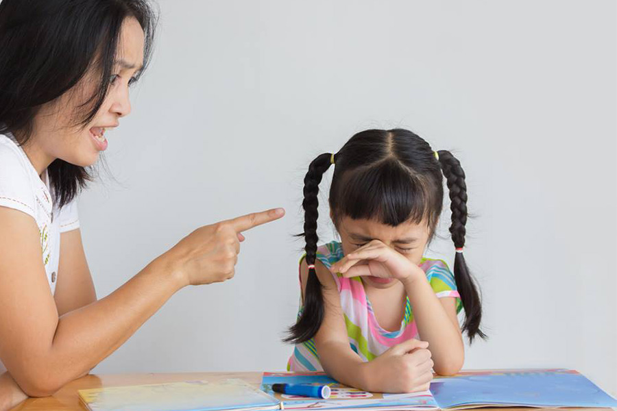 Những cách dạy con sai lầm khiến trẻ tự ti bố mẹ cần tránh